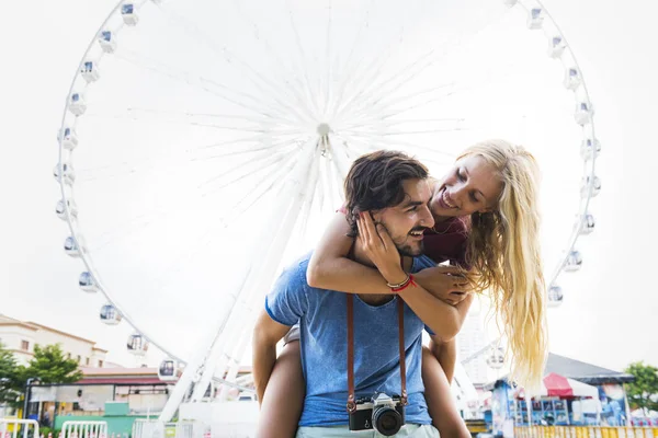 Mädchen huckepack fahrt auf sie freund — Stockfoto