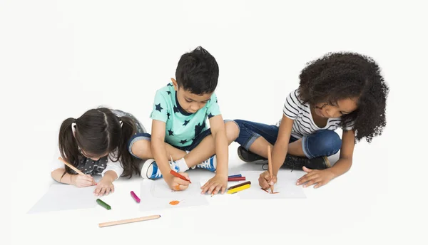 Niños dibujando con lápices — Foto de Stock