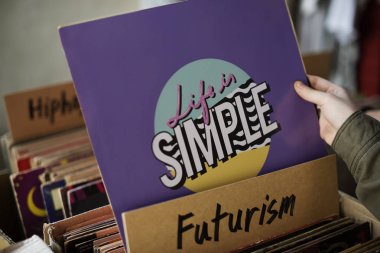 Vinil kayıt olan kişi
