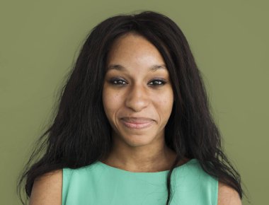 Afrikalı kadın gülümsüyor