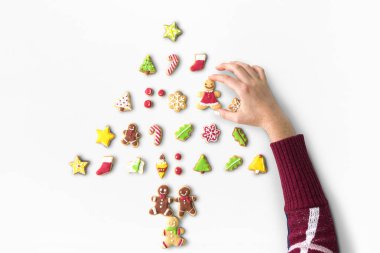 Zencefilli kurabiye tutan kişi