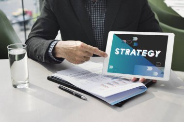 Elinde tablet tutan bir iş adamı