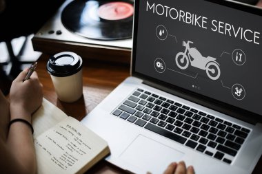 Dizüstü bilgisayarla çalışan kadın