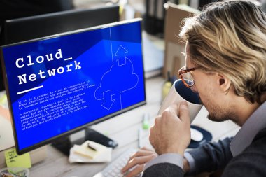 Ofiste çalışan bir iş adamı.