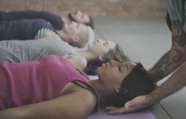Yoga koçu ve insanlara spor salonunda