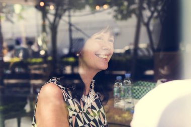 pencerede gülümseyen kadın