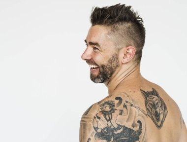 dövmeli yakışıklı adam 