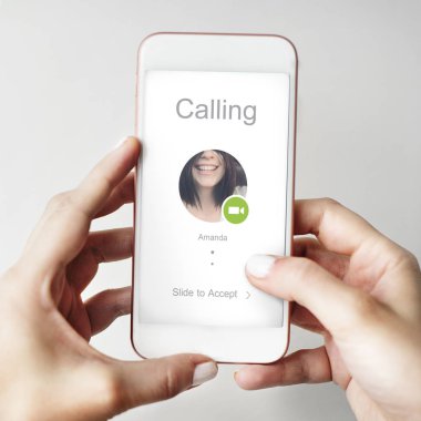 Dijital smartphone kullanan kadın