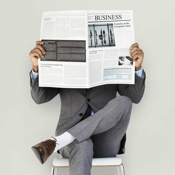 Бізнесмен читання газет — стокове фото