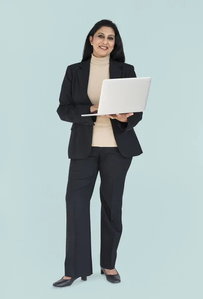 Businesswoman pomocí notebooku — Stock fotografie