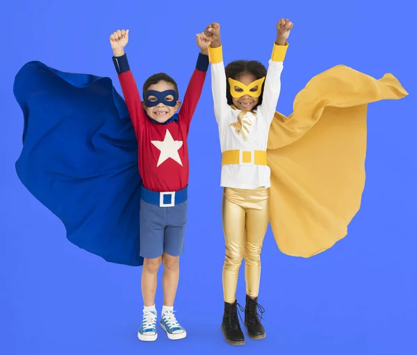 Kinderen dragen superheld kostuums — Stockfoto