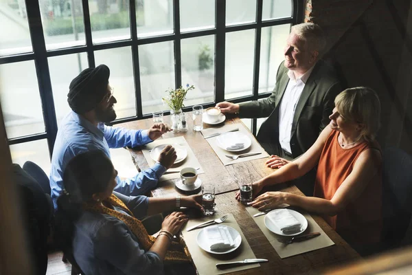 Gente de negocios cenando juntos —  Fotos de Stock