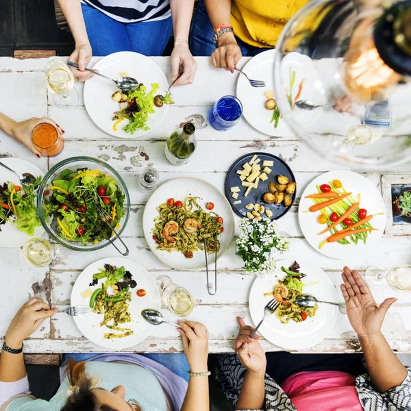 Frauen essen gemeinsam zu Abend — Stockfoto