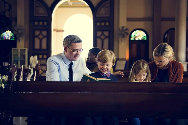 Personer be i kyrkan — Stockfoto