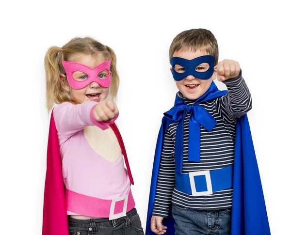 Crianças fantasiadas super-heróis — Fotografia de Stock