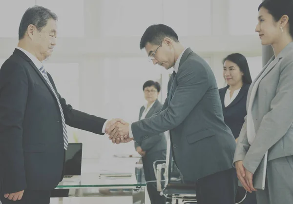 Üzleti partnerek kézfogás kezek — Stock Fotó