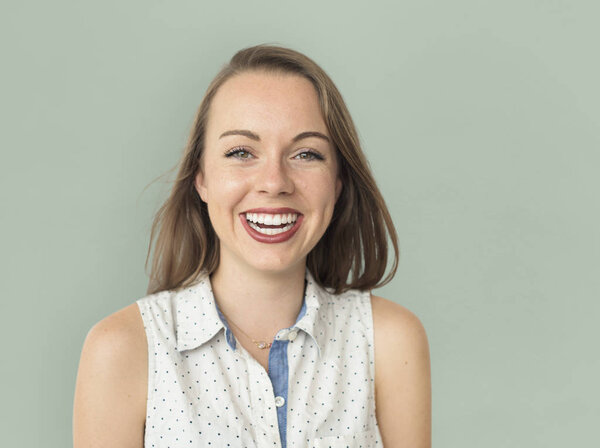 Кавказская улыбающаяся женщина
