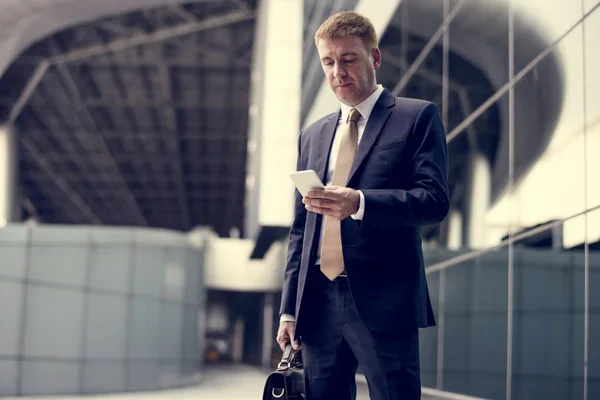 Hombre de negocios usando smartphone — Foto de Stock