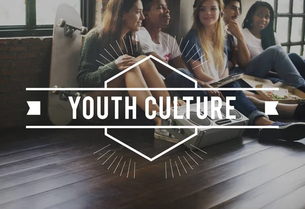 Diversità adolescenti insieme seduti sul pavimento — Foto Stock