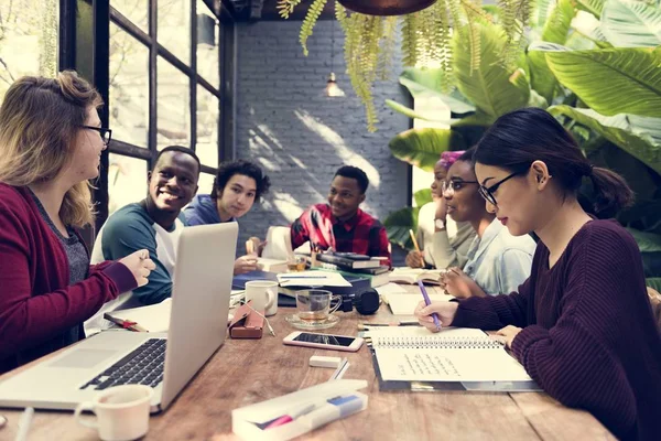 Étudiants en diversité brainstorming ensemble — Photo