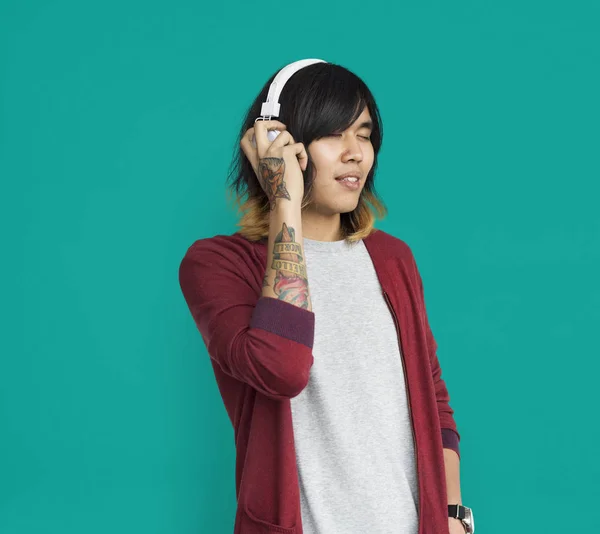 Homem ouvindo música em fones de ouvido — Fotografia de Stock