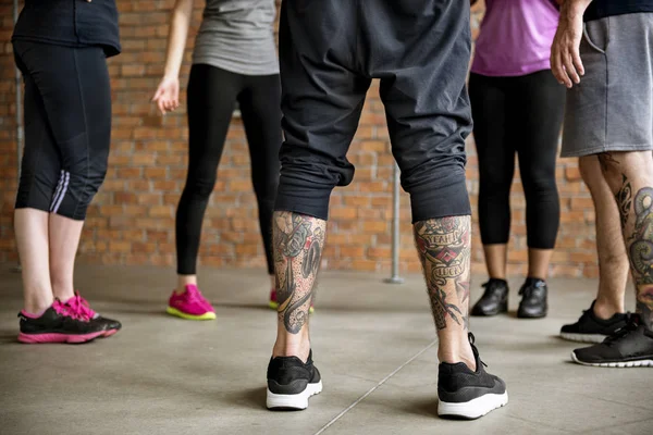 Люди ноги и тренировки упражнения — стоковое фото