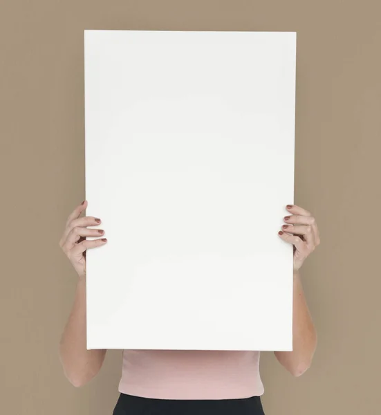Женщина держит пустую бумагу — стоковое фото