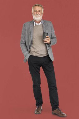 Kahve kupa tutan adam Olgun