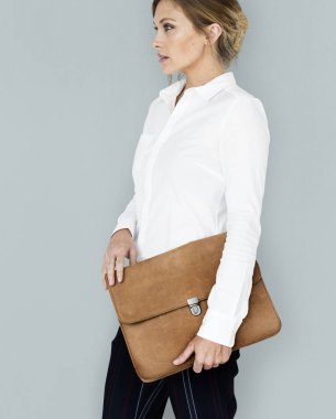 iş kadını holding çanta