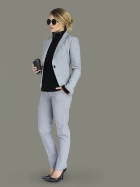 Kadın kahve kupa tutan güneş gözlüğü