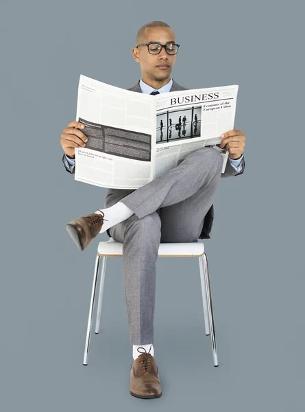 Affärsman läsa tidningen — Stockfoto