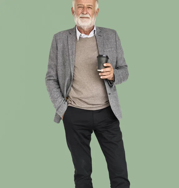 Зрелый человек держит кофейную кружку — стоковое фото