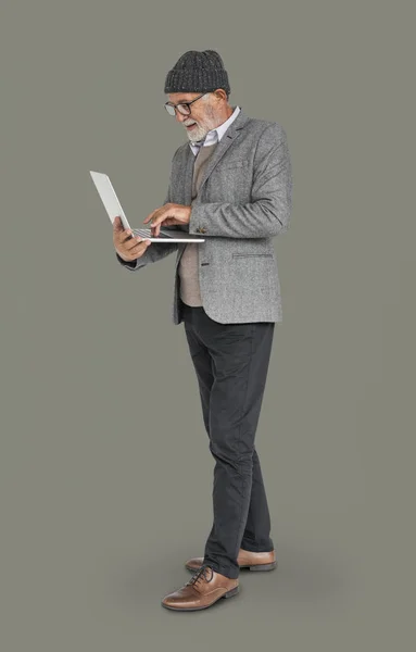 Зрелый человек с ноутбуком — стоковое фото