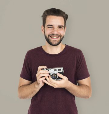 Neşeli adam kamera tutarak 