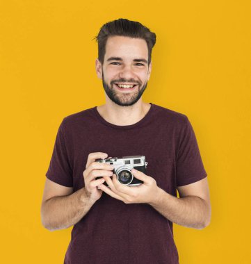 Neşeli adam kamera tutarak 