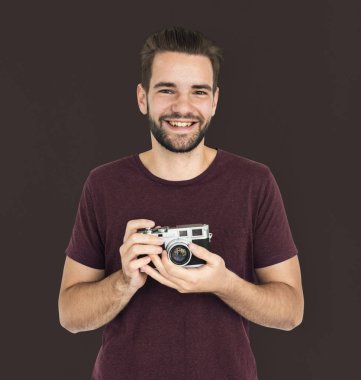 Neşeli adam kamera tutarak 