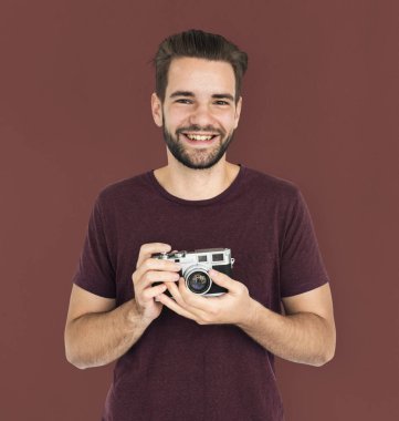 Neşeli adam kamera tutarak 