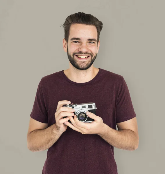 Alegre cara segurando câmera — Fotografia de Stock