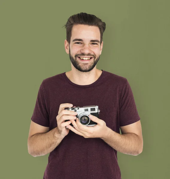 Fröhlicher Kerl mit Kamera — Stockfoto