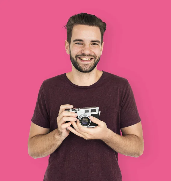 Alegre cara segurando câmera — Fotografia de Stock