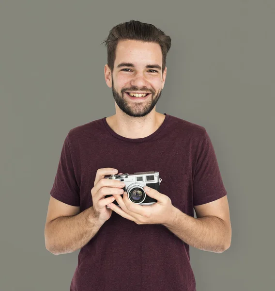 Fröhlicher Kerl mit Kamera — Stockfoto