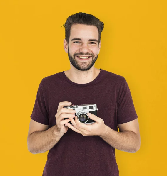 Alegre cara segurando câmera — Fotografia de Stock