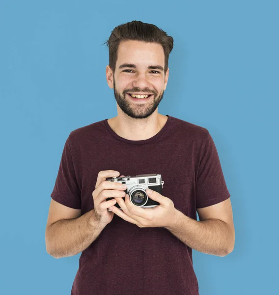 Alegre cara segurando câmera — Fotografia de Stock