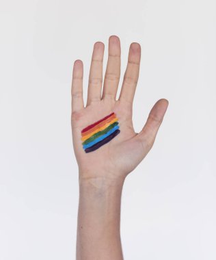 LGBT bayrağı ile el,