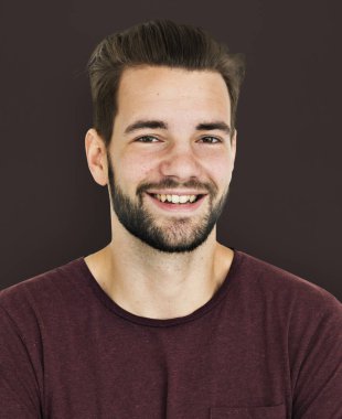 gülümseyen yakışıklı adam