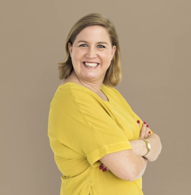 stüdyoda gülümseyen kadın