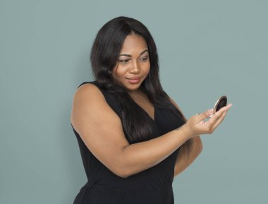 Afrikalı kadın aynaya bakıyorum