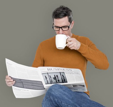 Gazete okuyan adam