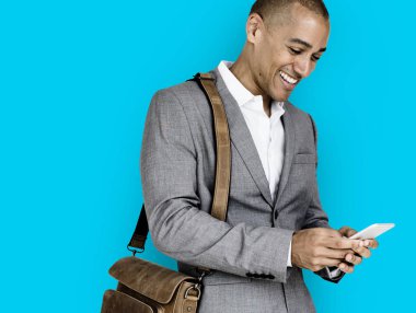 Akıllı telefon kullanan iş adamı