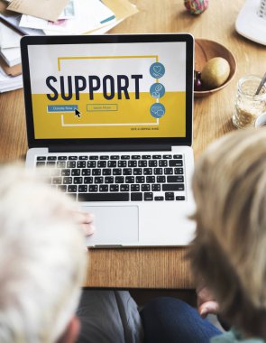 Dizüstü bilgisayar kullanan yaşlı çift.